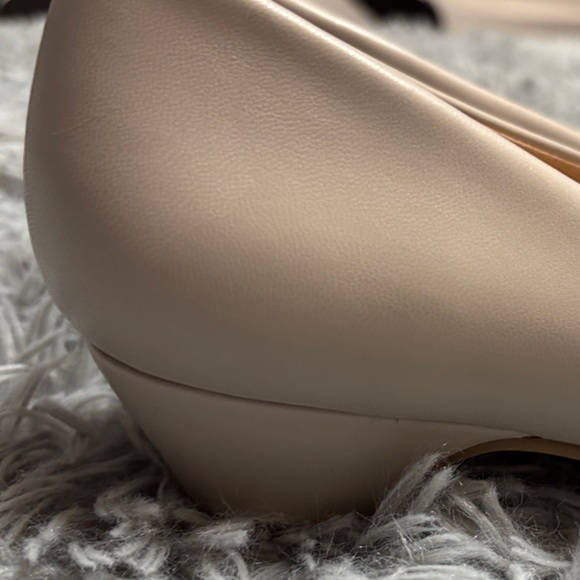 NWT Journee Collection Saur Pumps in Grey - Picture 6 of 14